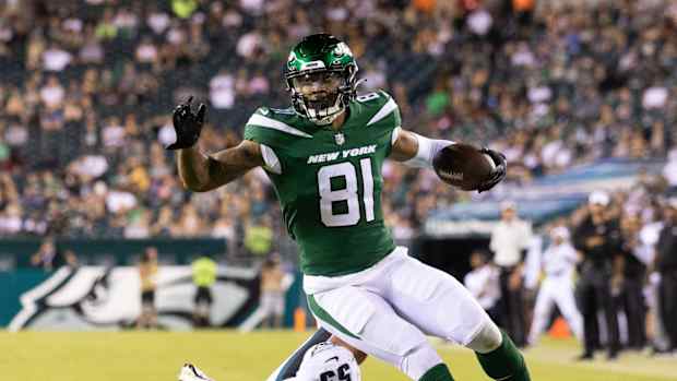 New York Jets TE Lawrence Cager breaks tackle